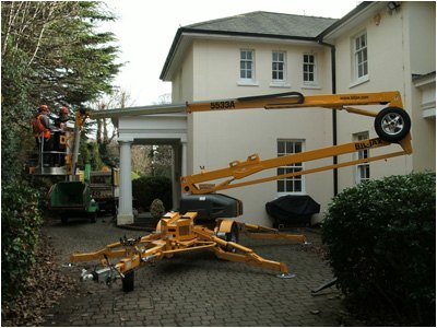 Bil-Jax 5533A working over a driveway with the jib out